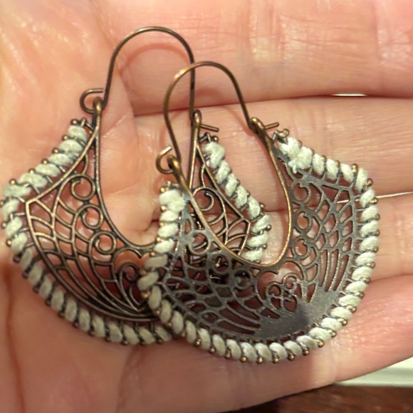 Elegant Silver and White Filigree Earrings lovely lovely lovely - Picture 6 of 6